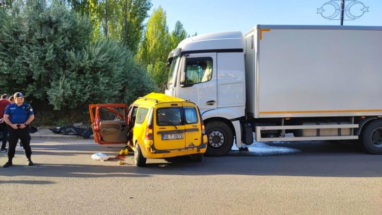 SİVAS'TA BİR KAMYON, ÇARPTIĞI OTOMOBİLİ SÜRÜKLEDİ: 4 ÖLÜ, 1 AĞIR YARALI!
