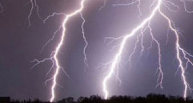 VAN'DA YILDIRIM DÜŞMESİ ÇOBANI HAYATTAN KOPARDI!