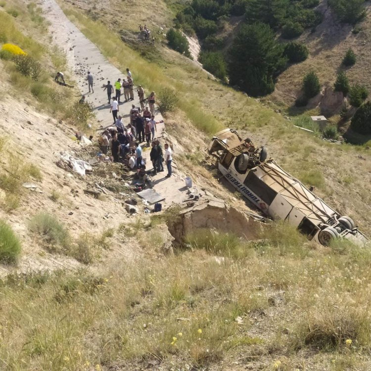 KARS SARIKAMIŞ'TA YOLCU OTOBÜSÜ VİYADÜKTEN DÜŞTÜ! 7 ÖLÜ, 22 KİŞİ YARALANDI!