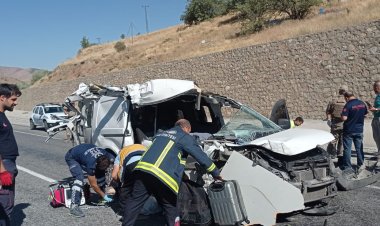 VAN'DA FECİ KAZA: MİNİBÜS KAMYONA ÇARPTI!