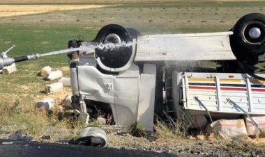 SAMAN YÜKLÜ TIR DEVRİLDİ