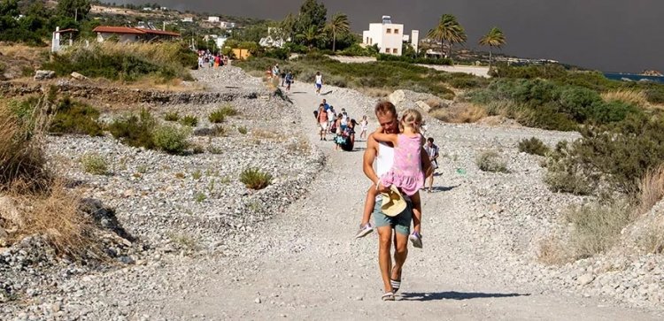 YUNANİSTAN, YANGINDAN DOLAYI BEDAVA BİR HAFTA TATİL SÖZÜ VERDİ