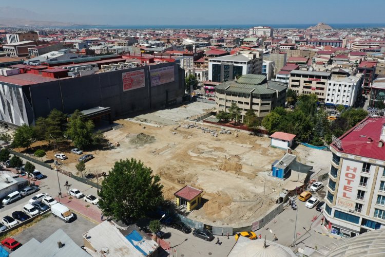 VAN'IN BİR KENT MEYDANI ARTIK VAR!