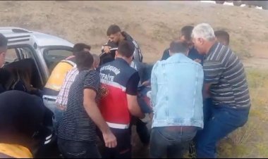 VAN'DA ARAÇ ŞARAMPOLE DEVRİLDİ! 5 YARALI VAR!