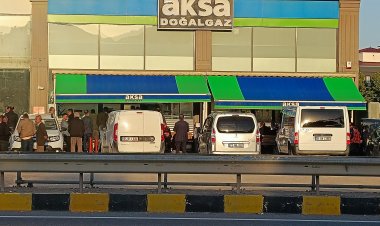 AKSA DOĞALGAZ ÖNÜNDE ÇİLE BİTMİYOR: VATANDAŞLAR SABAHIN ERKEN SAATLERİNDE SIRA BEKLİYOR!