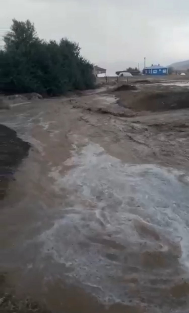 VAN'IN GÜRPINAR İLÇESİNDE SEL GERÇEKLEŞTİ! BİRÇOK EV SU ALTINDA KALDI