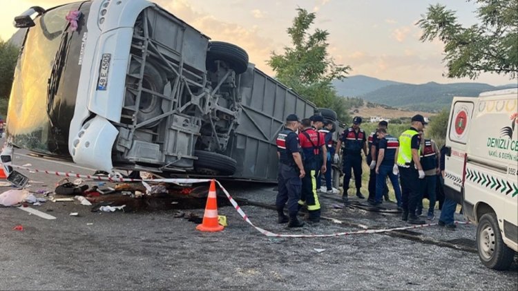 TIR BARİYERLERİ AŞTI KARŞI ŞERİTTEKİ OTOBÜSE ÇARPTI: 6 ÖLÜ, 43 YARALI