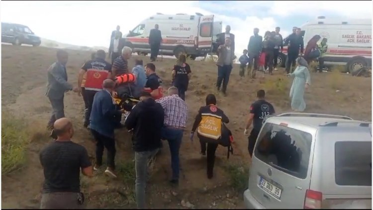 VAN'DA ARAÇ ŞARAMPOLE DEVRİLDİ! 5 YARALI VAR!