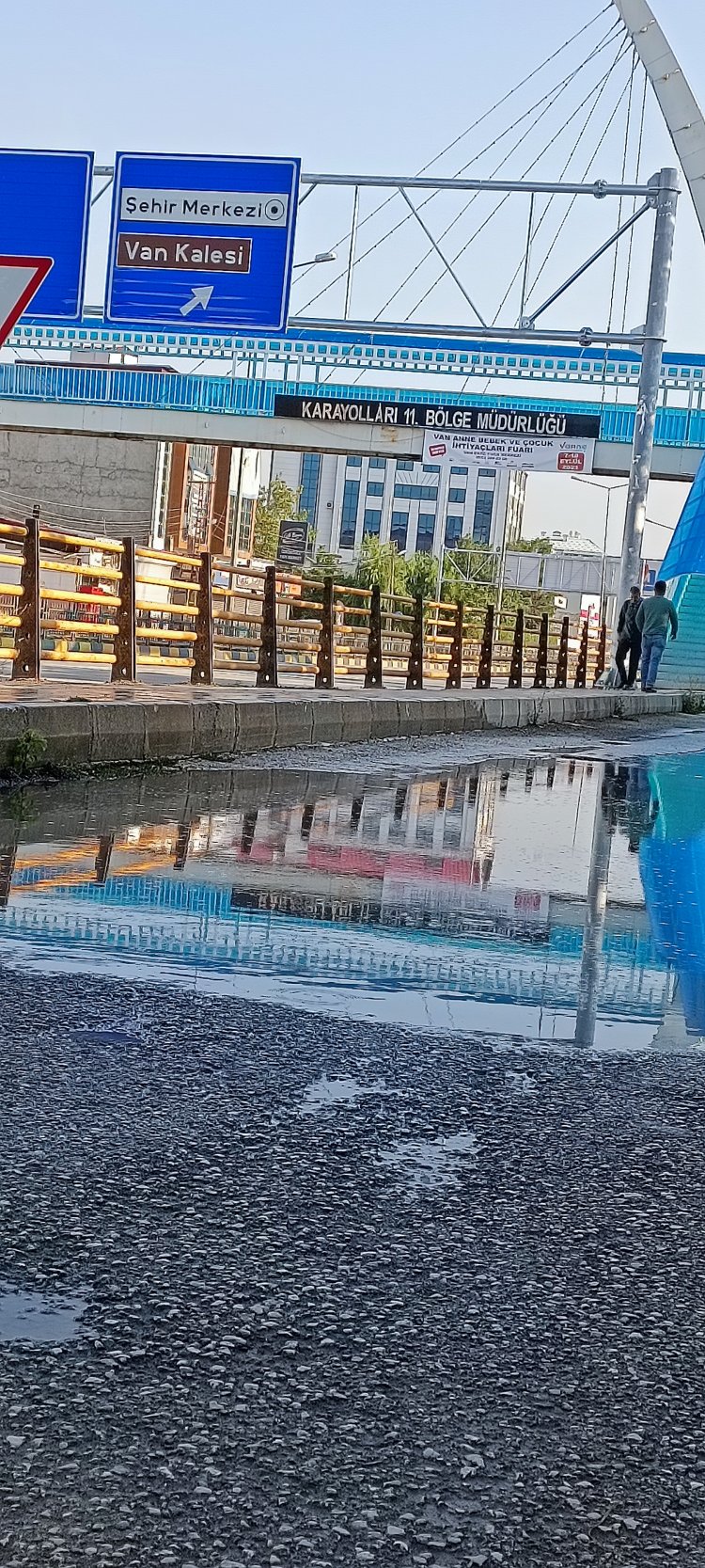 VAN'DA ALTYAPI SORUNLARI NEDENİYLE YAĞIŞ ETKİLİ OLDUĞUNDA, HAYAT FELÇ OLUYOR! 
