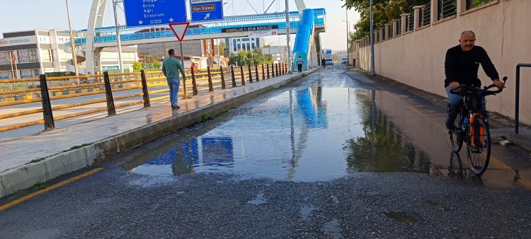 VAN'DA ALTYAPI SORUNLARI NEDENİYLE YAĞIŞ ETKİLİ OLDUĞUNDA, HAYAT FELÇ OLUYOR! 