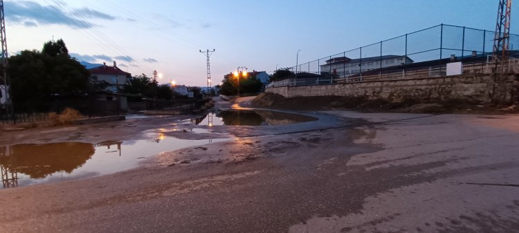 VAN'DA ALTYAPI SORUNLARI NEDENİYLE YAĞIŞ ETKİLİ OLDUĞUNDA, HAYAT FELÇ OLUYOR! 