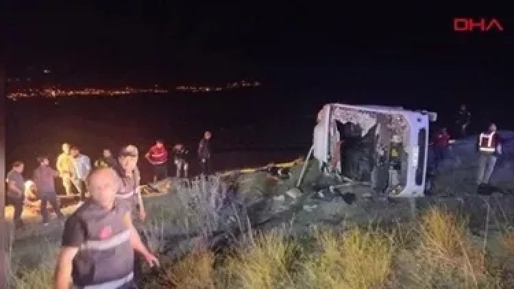 GÖÇMENLERİ TAŞIYAN ARAÇ ŞARAMPOLE YUVARLANDI: ONLARCA YARALI 5 ÖLÜ...