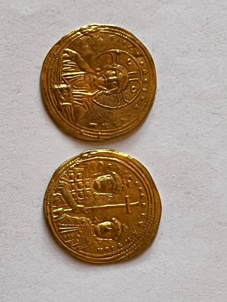 VAN'DA YÜZLERCE ADET TARİHİ ALTIN ELE GEÇİRİLDİ