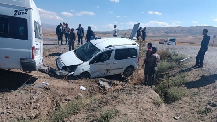VAN'DA ÖĞRETMENLERİ TAŞIYAN ARAÇ KAZA YAPTI: 12 YARALI!