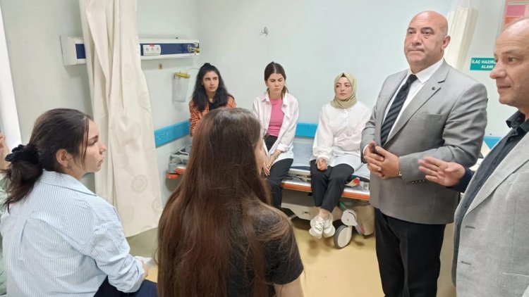 VAN'DA ÖĞRETMENLERİ TAŞIYAN ARAÇ KAZA YAPTI: 12 YARALI!