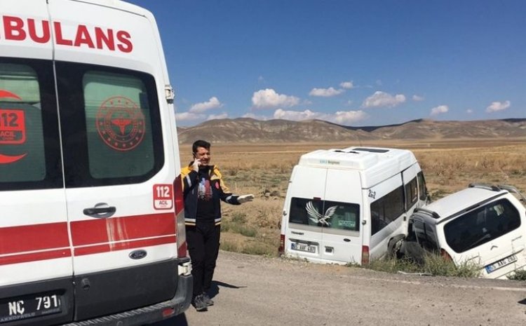 VAN'DA ÖĞRETMENLERİ TAŞIYAN ARAÇ KAZA YAPTI: 12 YARALI!