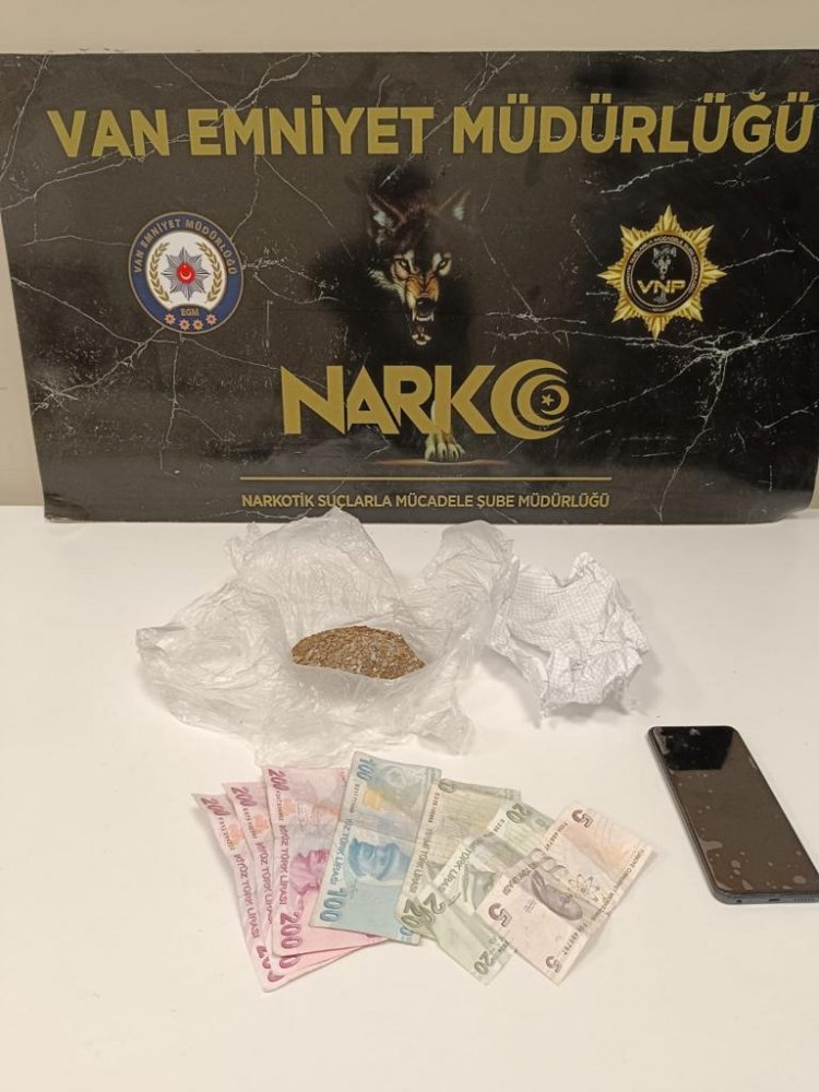 VAN'DA TORBACILARA GÖZ AÇTIRILMIYOR: 20 KİŞİ YAKALANDI!