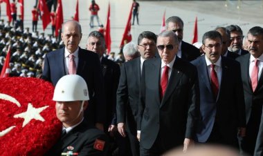 CUMHURBAŞKANI ERDOĞAN VE DEVLET ERKANI ANITKABİR'DE...