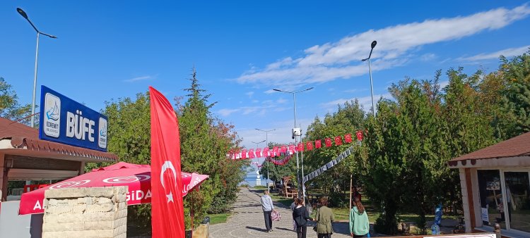 VAN'IN EDREMİT İLÇESİ 'KIYI KESİMİNDE' VATANDAŞLARDAN BELEDİYE ÜCRET TALEP EDİYOR