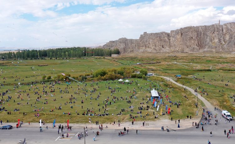 DÜNYA ÇOCUK GÜNÜNDE ÇOCUKLAR VAN SEMALARINI UÇURTMALARLA SÜSLEDİ