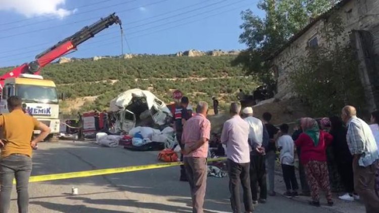 GAZİANTEP'TE KAMYON YOLDAKİ ARAÇLARA ÇARPTI: 5 ÖLÜ, 17 YARALI...