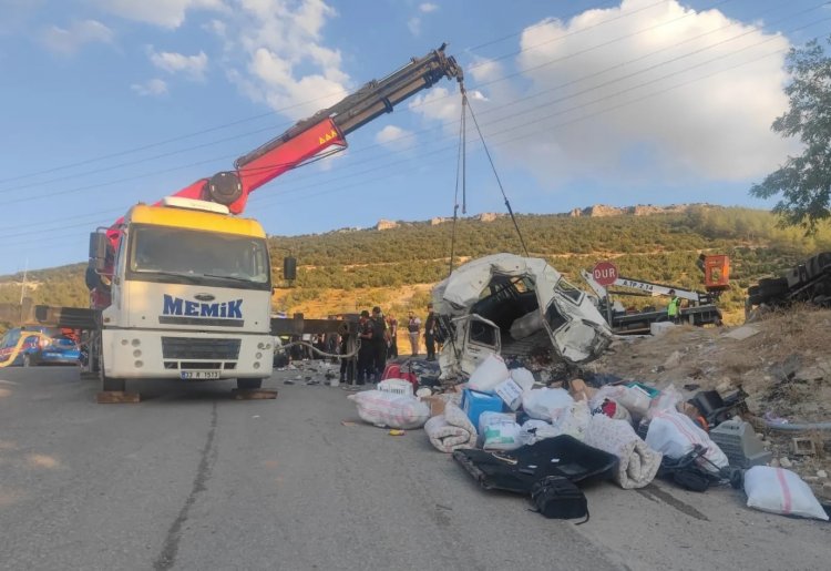 GAZİANTEP'TE KAMYON YOLDAKİ ARAÇLARA ÇARPTI: 5 ÖLÜ, 17 YARALI...
