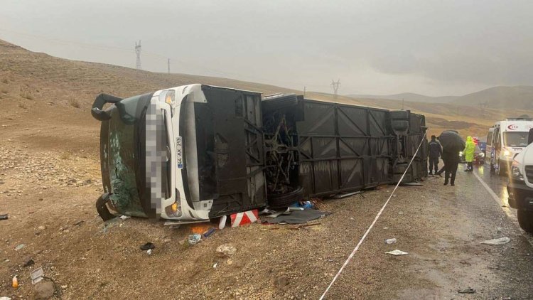 İSTANBUL-VAN SEFERİNİ YAPAN YOLCU OTOBÜSÜ KAZA YAPTI: 7 ÖLÜ 40 YARALI!