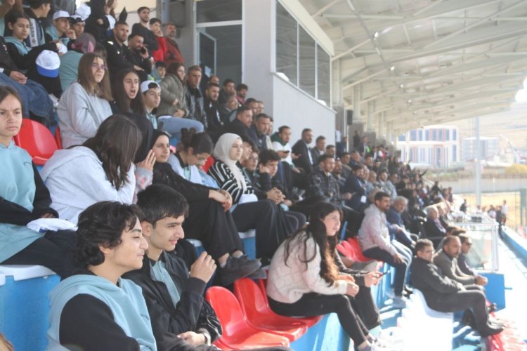 EDREMİT’TE BİR MAHALLELER ARASI TURNUVA DAHA BİTTİ! ŞAMPİYON BELLİ OLDU...