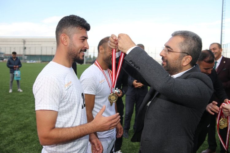 EDREMİT’TE BİR MAHALLELER ARASI TURNUVA DAHA BİTTİ! ŞAMPİYON BELLİ OLDU...