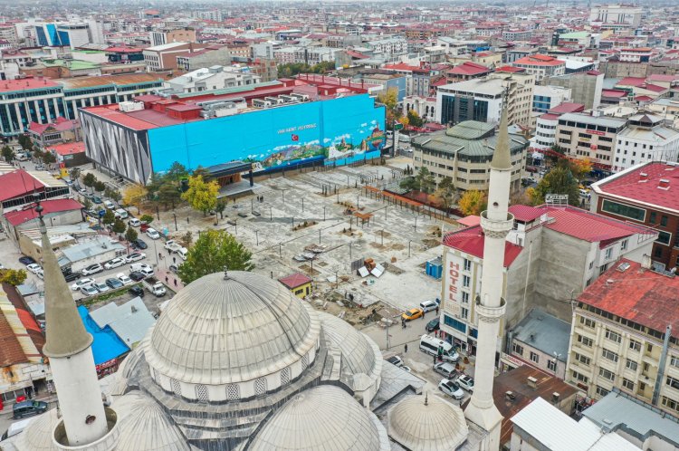 YILLARDIR BİR KENT MEYDANI OLMAYAN VAN'DA ŞİMDİ AÇILIŞ İÇİN GÜN SAYIYOR