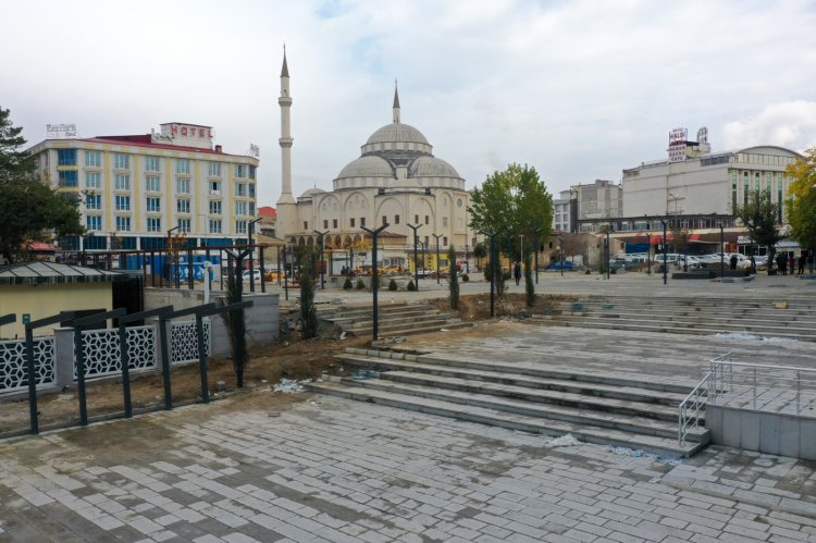 YILLARDIR BİR KENT MEYDANI OLMAYAN VAN'DA ŞİMDİ AÇILIŞ İÇİN GÜN SAYIYOR