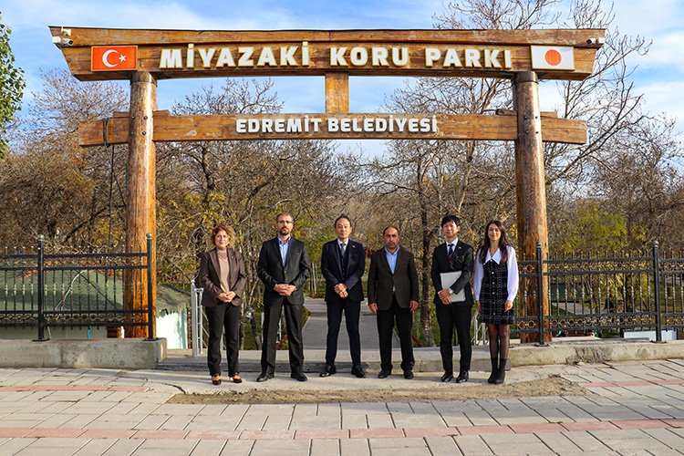 EDREMİT VE ÇATAK İLÇELERİNE UZAK DOĞU ÜLKESİNDEN ARAÇ HİBE EDİLDİ
