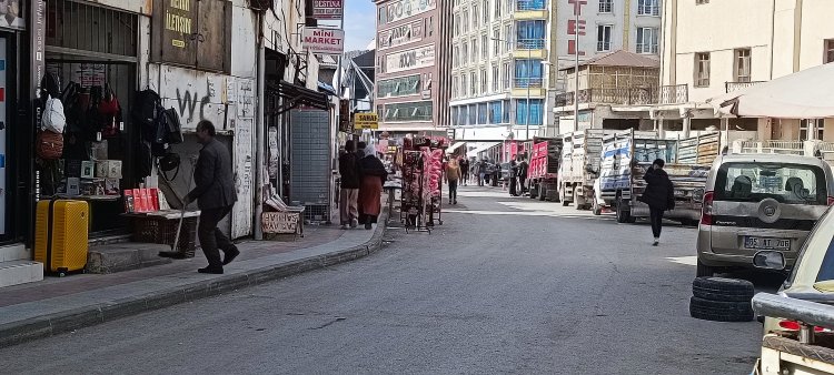 VANLILAR NEDEN YOL ORTASINDAN YÜRÜYOR!