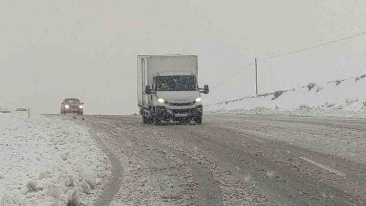 VAN'IN YÜKSEK RAKIMLI MERKEZLERİNDE KAR YAĞIŞI!