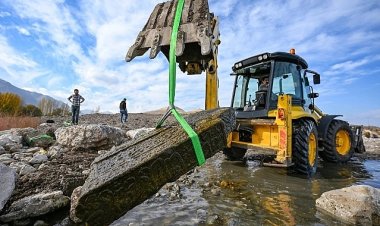 VAN GÖLÜ'NDE SULAR ÇEKİLMEYE DEVAM EDİYOR TARİHİ MEZARLAR ORTAYA ÇIKTI!