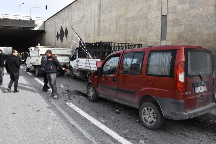 VAN'DA ZİNCİRLEME KAZA: 2 YARALI 