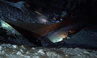 VAN-HAKKARİ YOLUNDA ARAÇLAR ŞARAMPOLE YUVARLANDI: 5 YARALI