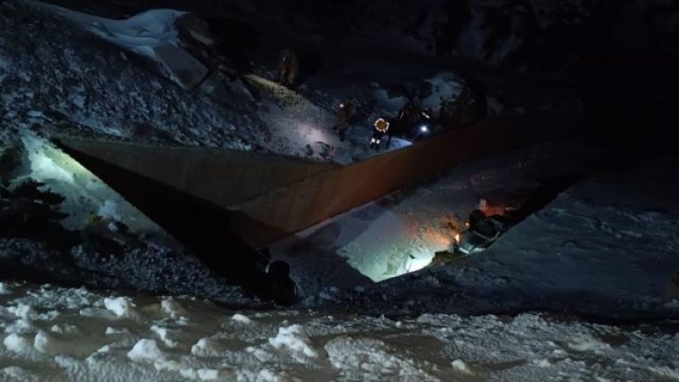 VAN-HAKKARİ YOLUNDA ARAÇLAR ŞARAMPOLE YUVARLANDI: 5 YARALI