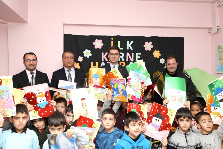 VAN'DA BİR KAYMAKAM ÖĞRENCİLERİN KARNE SEVİNCİNE ORTAK OLMAK İSTEDİ