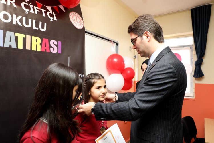 VAN'DA BİR KAYMAKAM ÖĞRENCİLERİN KARNE SEVİNCİNE ORTAK OLMAK İSTEDİ