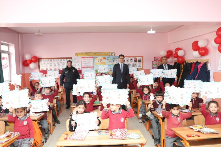 VAN'DA BİR KAYMAKAM ÖĞRENCİLERİN KARNE SEVİNCİNE ORTAK OLMAK İSTEDİ