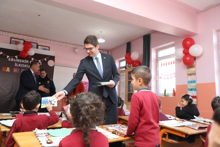 VAN'DA BİR KAYMAKAM ÖĞRENCİLERİN KARNE SEVİNCİNE ORTAK OLMAK İSTEDİ
