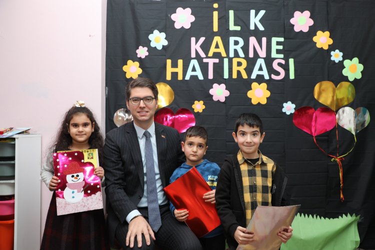 VAN'DA BİR KAYMAKAM ÖĞRENCİLERİN KARNE SEVİNCİNE ORTAK OLMAK İSTEDİ