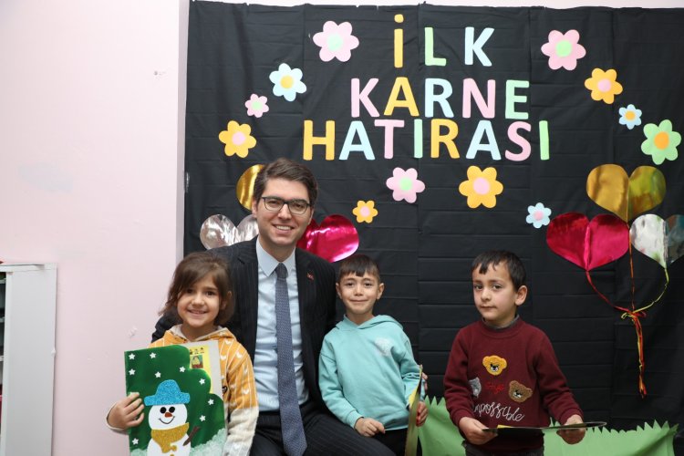 VAN'DA BİR KAYMAKAM ÖĞRENCİLERİN KARNE SEVİNCİNE ORTAK OLMAK İSTEDİ