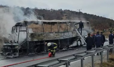 ÇORUM-SAMSUN KARAYOLUNDA YOLCU OTOBÜSÜ KAMYONA ÇARPTI: 2 ÖLÜ 5 YARALI...