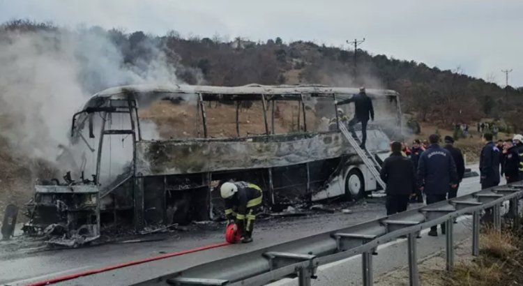 ÇORUM-SAMSUN KARAYOLUNDA YOLCU OTOBÜSÜ KAMYONA ÇARPTI: 2 ÖLÜ 5 YARALI...