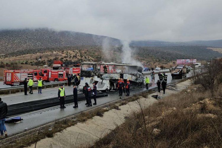ÇORUM-SAMSUN KARAYOLUNDA YOLCU OTOBÜSÜ KAMYONA ÇARPTI: 2 ÖLÜ 5 YARALI...
