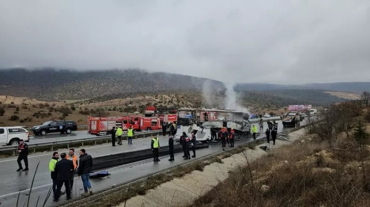 ÇORUM-SAMSUN KARAYOLUNDA YOLCU OTOBÜSÜ KAMYONA ÇARPTI: 2 ÖLÜ 5 YARALI...