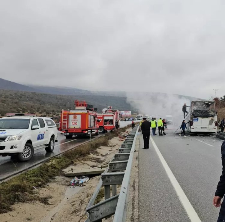 ÇORUM-SAMSUN KARAYOLUNDA YOLCU OTOBÜSÜ KAMYONA ÇARPTI: 2 ÖLÜ 5 YARALI...