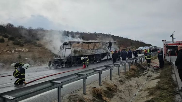 ÇORUM-SAMSUN KARAYOLUNDA YOLCU OTOBÜSÜ KAMYONA ÇARPTI: 2 ÖLÜ 5 YARALI...